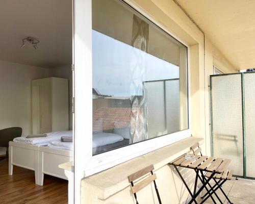 a room with a window with a bed in it at Moderne Studios im Herzen von Osnabrueck in Osnabrück