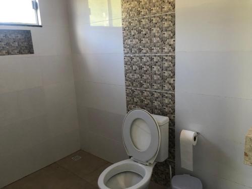 LajeadoにあるPousada Recanto Lajeadoの小さなバスルーム(トイレ、窓付)が備わります。