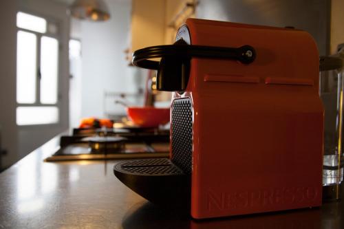 an orange appliance sitting on top of a kitchen counter at BUBUFLATS Mossén in Valencia