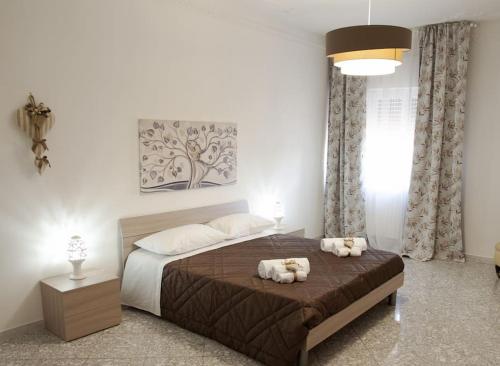 een slaapkamer met een bed met twee knuffels erop bij Il mare in città. Appartamento vista mare in Monopoli