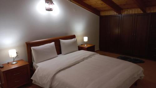 Кровать или кровати в номере O Fotis Studios & Apartments