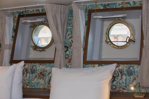 Ein Sitzbereich in der Unterkunft Hotelboot Koningin Emma I Kloeg Collection