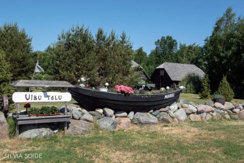 a boat sitting on top of a pile of rocks at Kihnu Külalistemaja in Lemsi