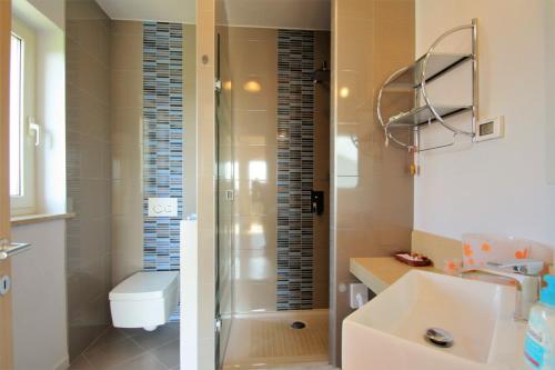 Ένα μπάνιο στο One Bedroom Apartment Bonsai with shared Pool