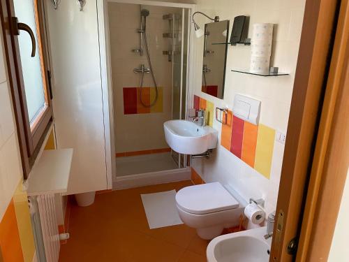 uma casa de banho com um lavatório, um WC e um chuveiro em La casa di Murphy em Porto Recanati