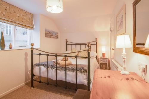 een slaapkamer met een bed en een raam bij Rosevean Cottage St Agnes in St. Agnes 