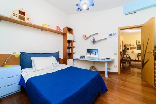 A bed or beds in a room at La Camelia Apartment