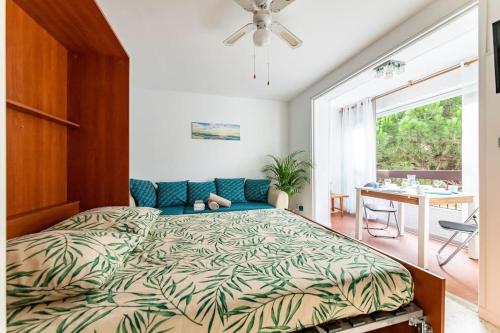 une chambre avec un grand lit et une table dans l'établissement Studio en centre ville à 2min de la mer, à La Grande Motte