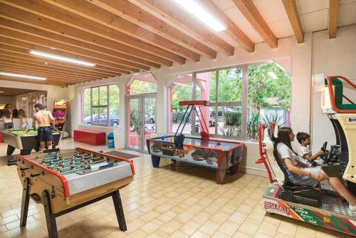 un groupe de personnes jouant à un jeu dans une pièce dans l'établissement Camping maeva Club Les Rivières, à Canet