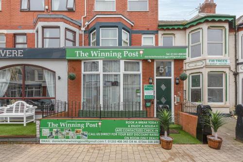 een gebouw met een winnende postbord ervoor bij The Winning Post in Blackpool