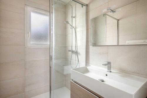 une salle de bain avec un lavabo et une douche dans l'établissement 70m de la mer ! Appartement pour 4 à La Baule, à La Baule