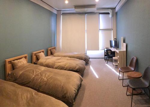 Giường trong phòng chung tại 趣味複合施設イイトコ