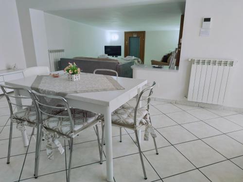 un tavolo bianco e sedie in soggiorno di House da Mary a Caserta