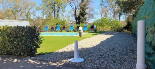 une aire de jeux avec une statue de chien à côté d'une piscine dans l'établissement 