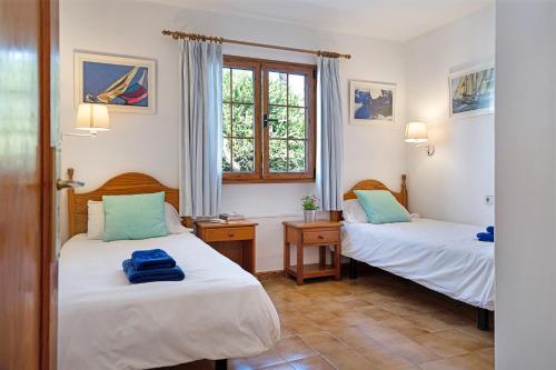 una habitación con dos camas y una ventana en Puerto Chico X, en Playa Blanca