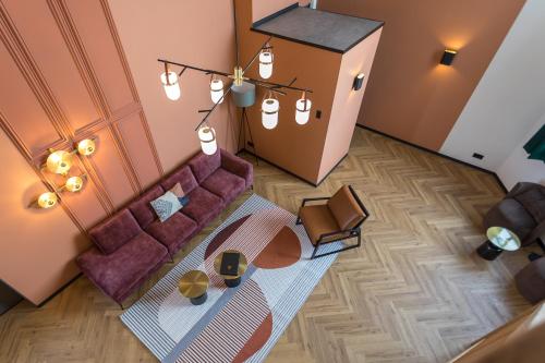 an overhead view of a living room with a couch at Hotel de Timmerfabriek I Kloeg Collection in Vlissingen