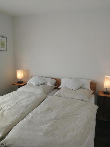 dwa łóżka siedzące obok siebie w sypialni w obiekcie Ferienwohnung Pont an der Niers w mieście Geldern