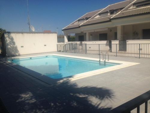 Bazén v ubytovaní PLAYA ALMARDA,PISCINA,2 TERRAZAS,WIFI,PARKING,BBQ,TRANQUILo alebo v jeho blízkosti