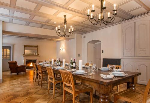une grande salle à manger avec une longue table et des chaises dans l'établissement The Manoir, à Morzine