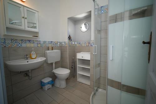 Bilik mandi di Lo Nardo Accommodation