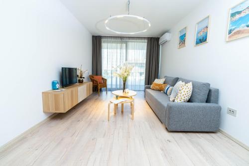 uma sala de estar com um sofá e uma mesa em AMARIS em Eforie Nord
