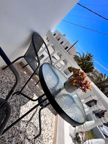 a pair of chairs sitting next to a white bench at Firaxenia rooms in Fira