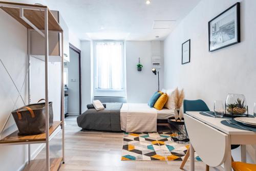 a bedroom with a bed and a desk in a room at Superbe appartement Montélimar in Montélimar