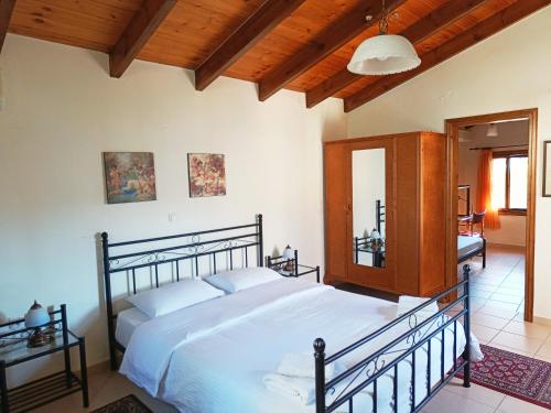 una camera da letto con un letto grande in una stanza di Casa di Maria a Rethymno