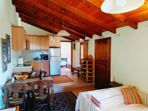 una cucina e un soggiorno con un tavolo di Casa di Maria a Rethymno