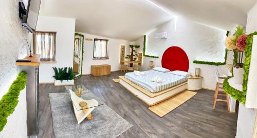 um quarto grande com uma cama e uma mesa em REnt room Japaroom em Anguillara Sabazia