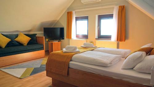 Un pat sau paturi într-o cameră la Ferenc Vendégház