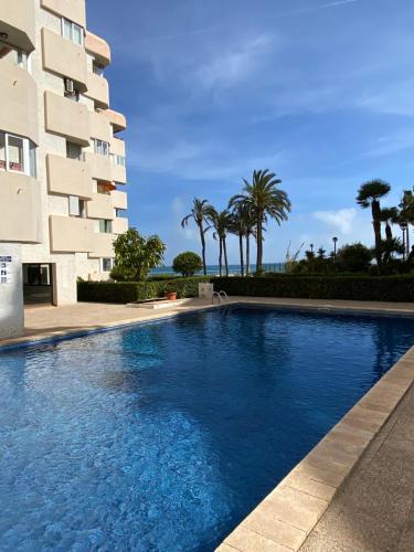 La alberca dentro o cerca de ALTEA BEACHGATE 2 ACCESO DIRECTO A LA PLAYA