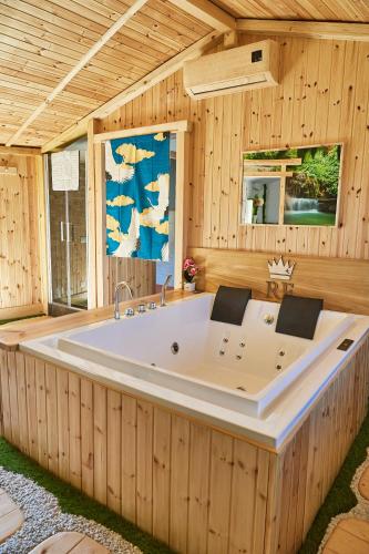 a large bath tub in a wooden room at REnt room Japaroom in Anguillara Sabazia