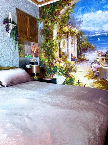 スウォンジーにあるThe Mirador Boutique Town Houseの庭の絵が飾られた寝室