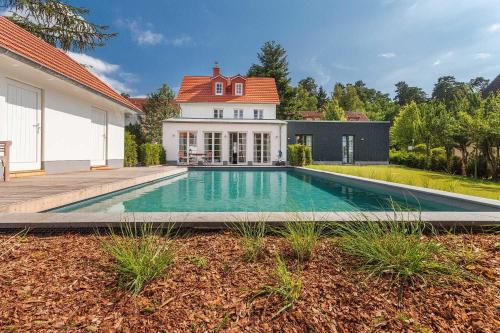 - une piscine dans l'arrière-cour d'une maison dans l'établissement Ferienhaus Idyll, à Putbus