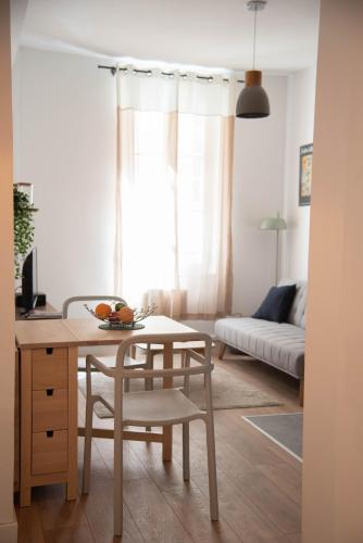 un salon avec une table et une chaise dans l'établissement Le PETIT AVIGNONNAIS - SUAVECORAZON - INTRAMUROS - CENTER, à Avignon