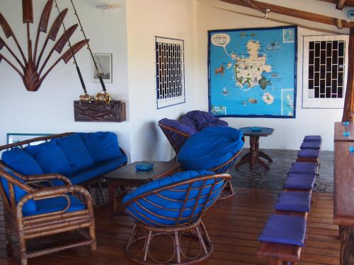 a living room with blue chairs and a blue couch at Le Grand Bleu in Andilana