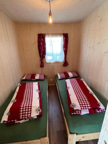 Postel nebo postele na pokoji v ubytování Bungalow Li Presi in Camping Cavresc, Via dal Cavresc 1, 7746 Le Prese-Poschiavo