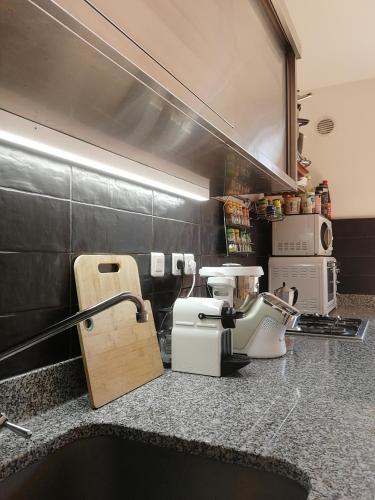 une cuisine avec un comptoir et un mixeur. dans l'établissement Bel appartement calme et proche des plages, à Hyères