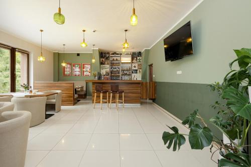 sala de estar con cocina y bar en Poniwiec Mała Czantoria, en Ustroń