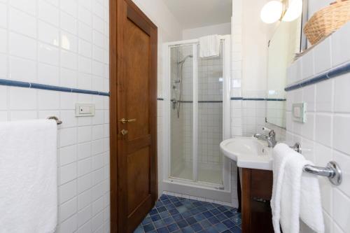 ein Bad mit einem Waschbecken und einer Dusche in der Unterkunft Residenza d'Epoca Pietra Di Ponente in Ciampino