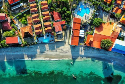 una vista aérea de una ciudad con casas y agua en Hôtel Bambou & Spa en Les Trois-Îlets