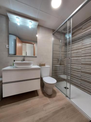 a bathroom with a toilet and a sink and a shower at CÉNTRICO ÁTICO EN TORREDEMBARRA CON PARKING. in Torredembarra