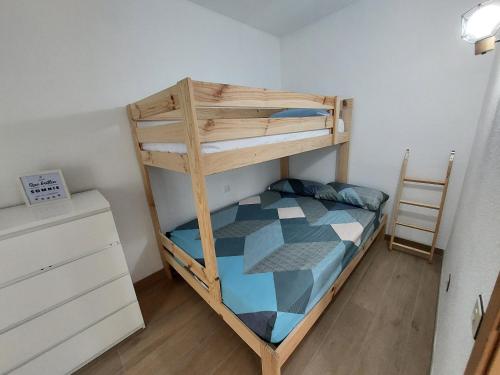 Katil dua tingkat atau katil-katil dua tingkat dalam bilik di CÉNTRICO ÁTICO EN TORREDEMBARRA CON PARKING.