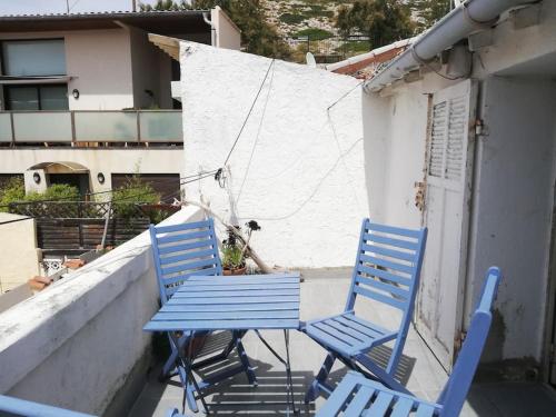 2 sillas azules y una mesa en el balcón en Kaban On, en Marsella