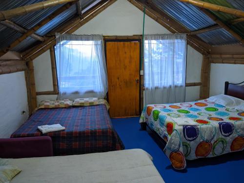 - une chambre avec 2 lits et une fenêtre dans l'établissement Casa de Campo La Prosperidad, à Bobadilla