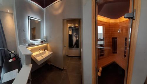 a bathroom with a sink and a mirror at Hotel Garni am Schloss in Kottenheim