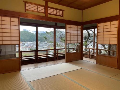 a room with doors and windows with a view at えん吉野絶景広がる隠れ家1棟貸切ペットokサウナ室完備 in Yoshino