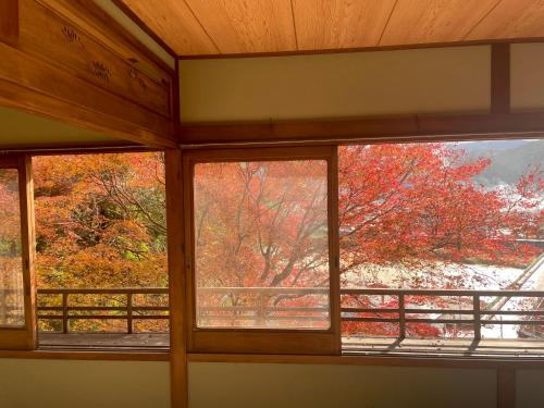 a window in a room with a view of trees at えん吉野絶景広がる隠れ家1棟貸切ペットokサウナ室完備 in Yoshino