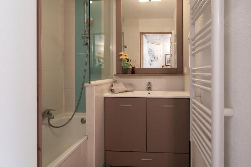 une salle de bain avec un lavabo et une douche dans l'établissement C1 Clemenceau Pool Balcony Bath AC 2mins walk to sand beach, à Cannes